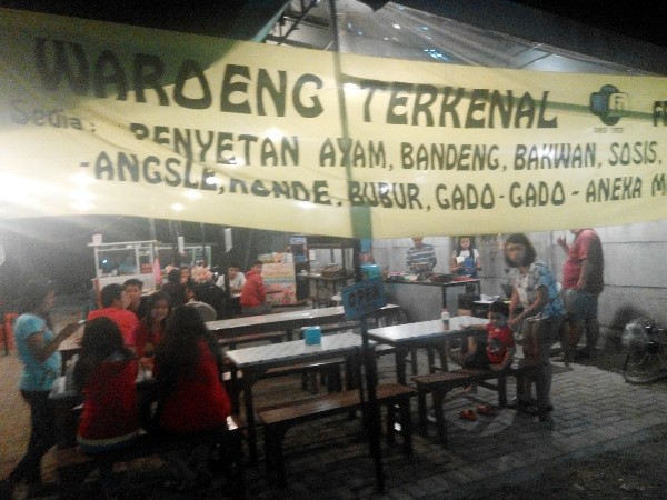 Kuliner penyetan Surabaya selatan Warung Terkenal siwalankerto