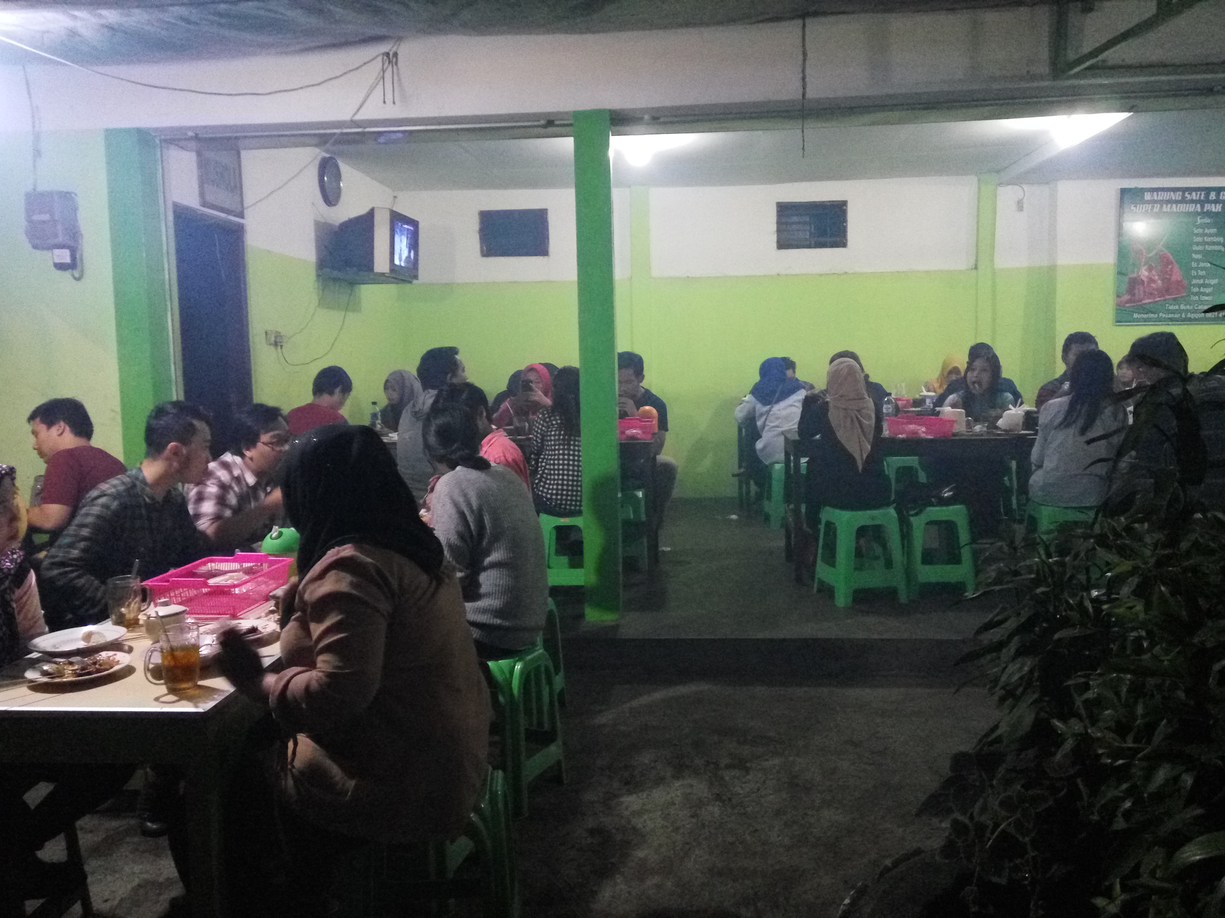 tempat duduk penuh sate pak sabar