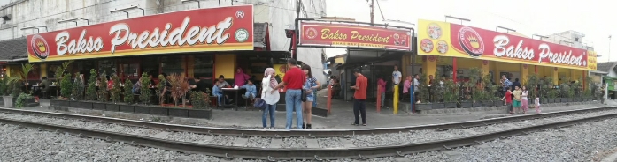 bakso President sebelah rel kereta api