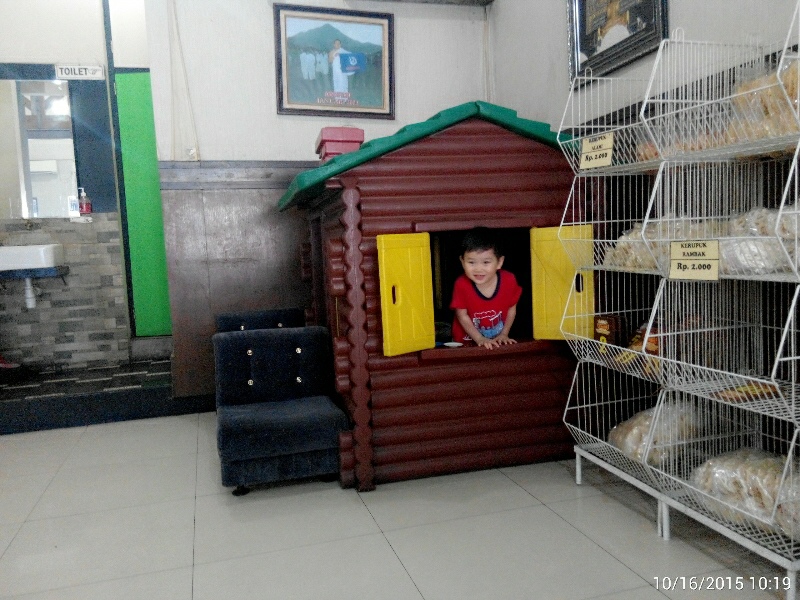 mainan rumah di dalam depot haji paino